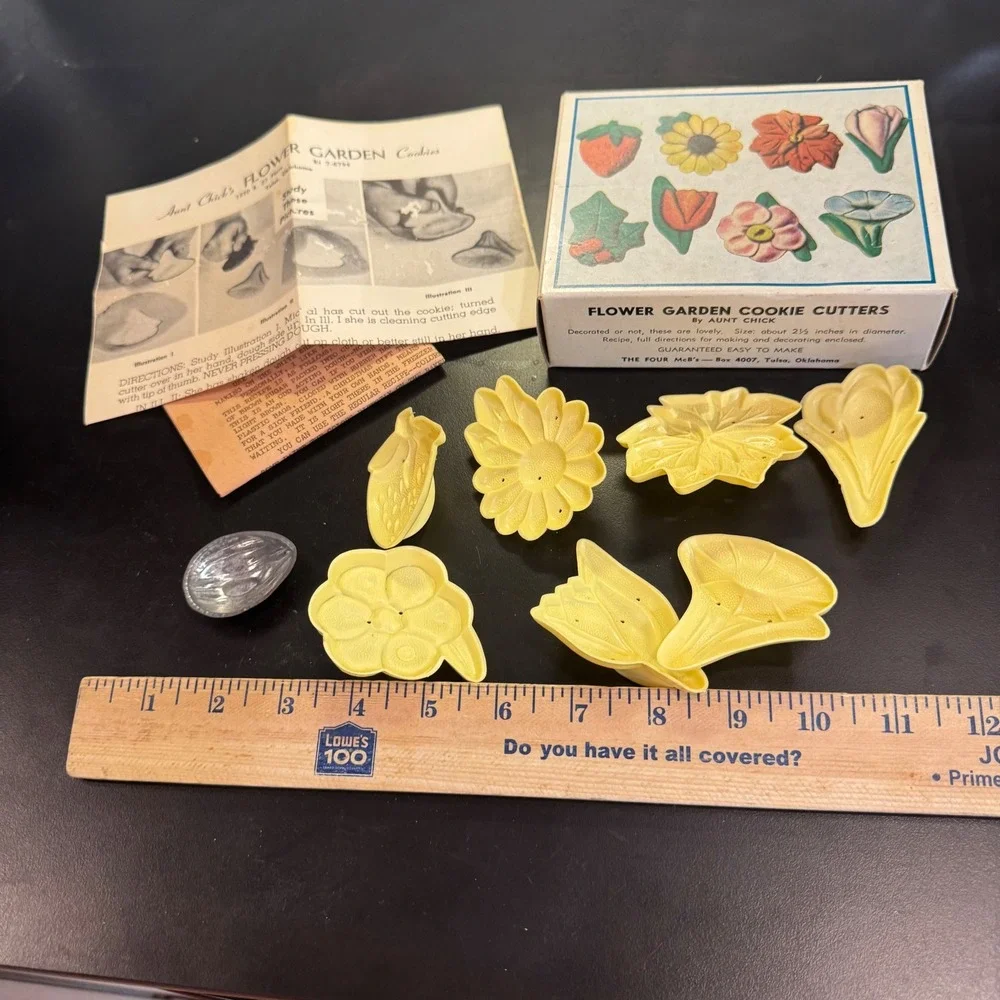 Aunt Chick Flower Garden Cookie Cutters Set Yellow Vintage 1950s Kitchenware